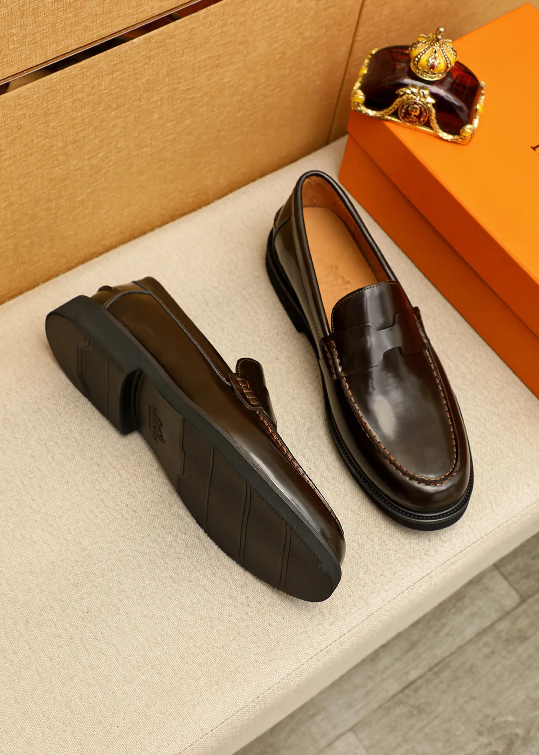 Men's shoes 💰460 💐 Product trademark: HERMES "Hermès" casual leather shoes Regular size: 38-44 (45.46🉑️customized) Product materials: Selected imported first-layer open-edge beaded cowhide leather upper + luxury hardware buckle, imported water-dyed 🐂 cowhide lining. Strong three-dimensional visual effect, foam outsole Color: 4⃣️colors available